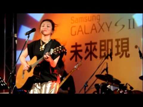 Assista a 蔡健雅《越來越不懂》 © Mobile01 no YouTube