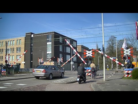 Spoorwegovergang Bergen op Zoom // Dutch railroad crossing