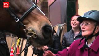 Droomwens komt uit: Jantje Hidding (88) uit Odoorn maakt voor het eerst een ritje op een paard