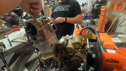 KTM RFS Engine | Installing Cam and Head Cover