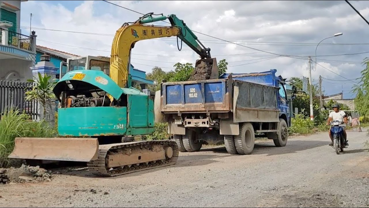 Cu be Máy Xúc Sumitomo Sh75u Đào Đường Múc Đất Đổ Lên Xe Tải, Excavator ...