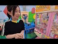 Có Cô ở Mỹ gửi lì xì mua bánh và đồ mới cho 2 chị em