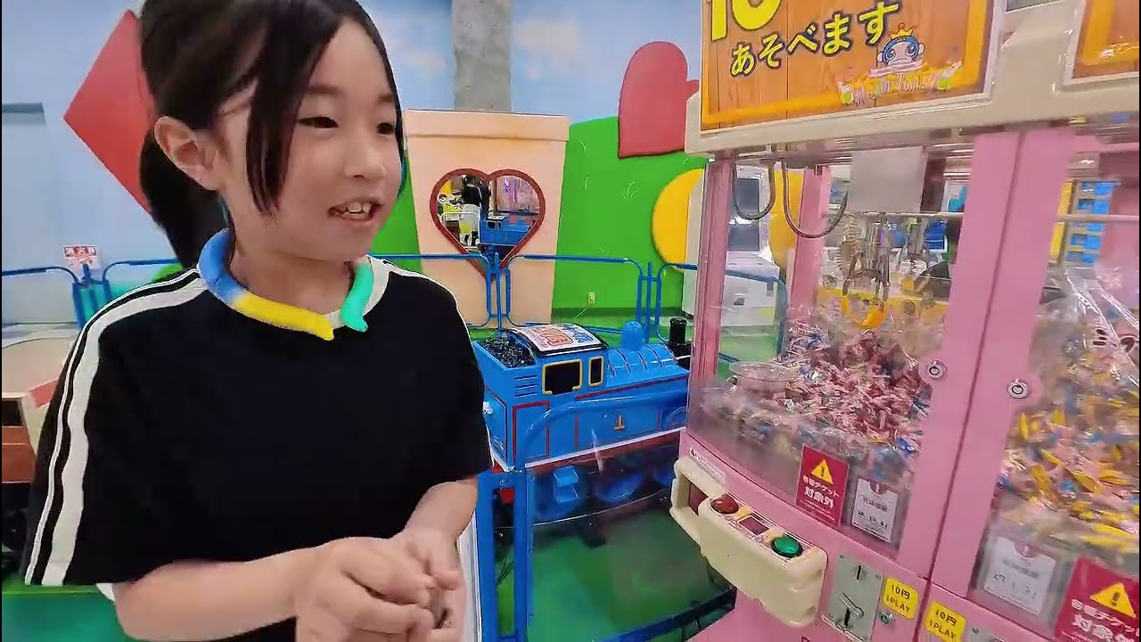 Có Cô ở Mỹ gửi lì xì mua bánh và đồ mới cho 2 chị em