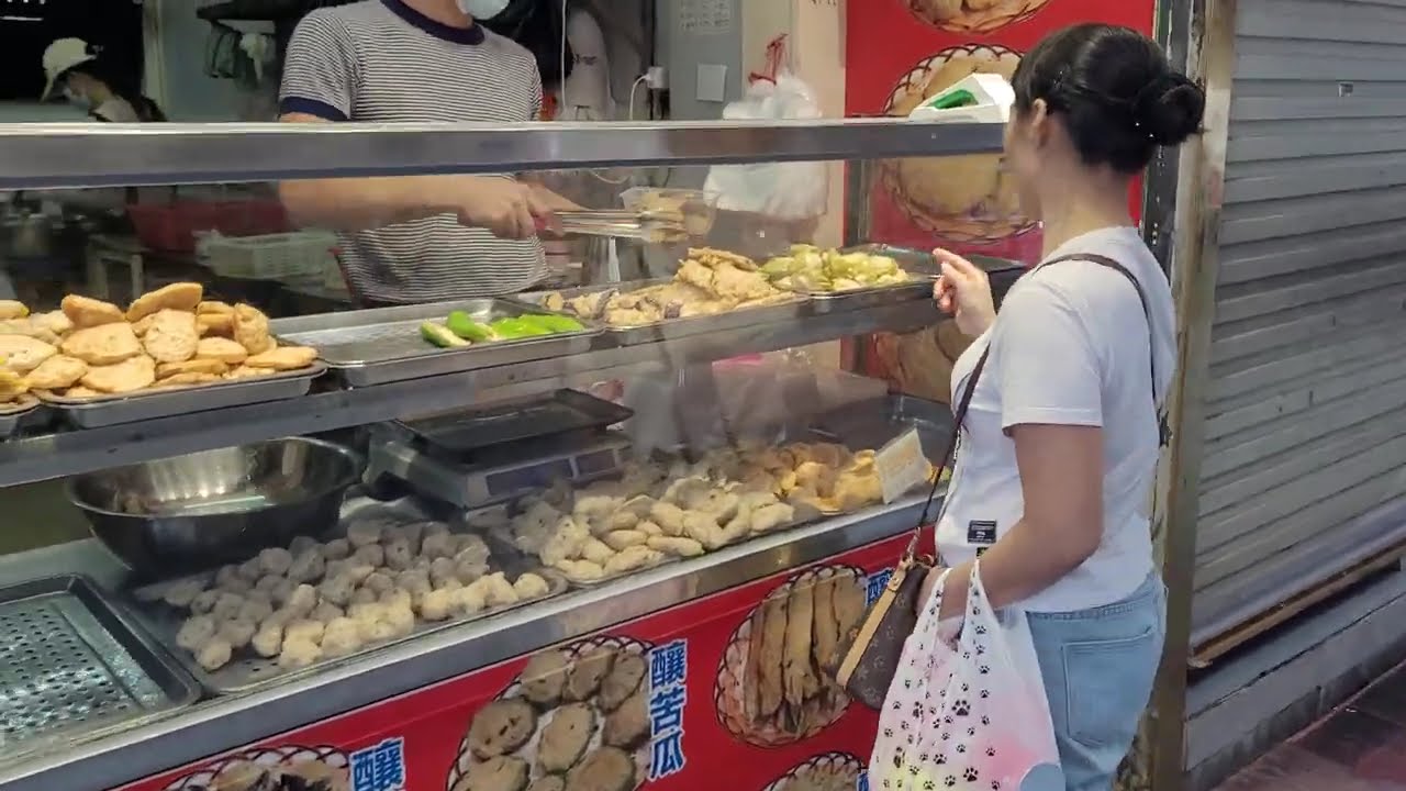 Various food options in Gongbei port in Zhuhai, China 珠海市拱北口岸