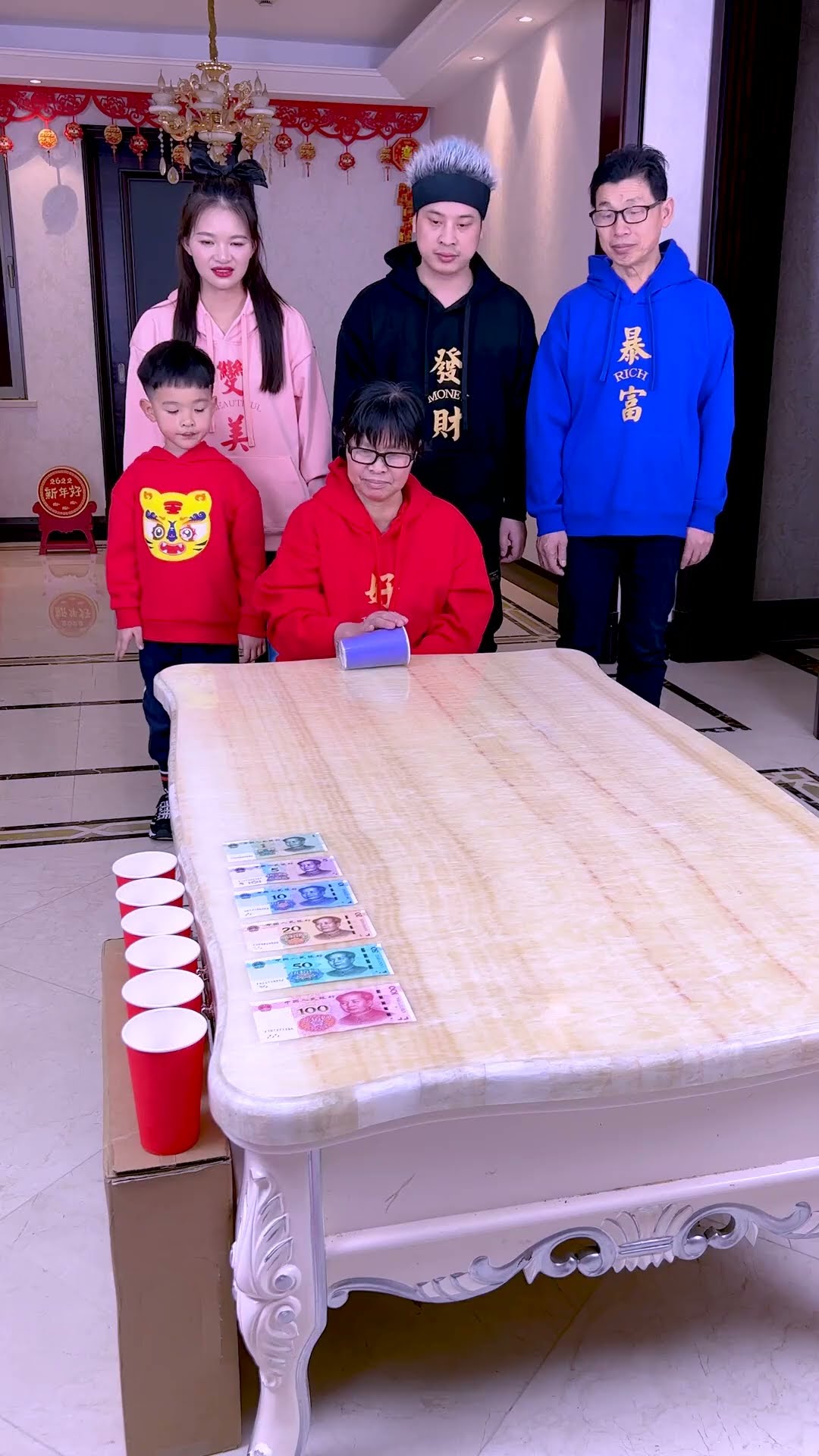 Turn the cup to get the money challenge！Requires Strength!#Funnyfamily#Partygames#Shorts#Challenge
