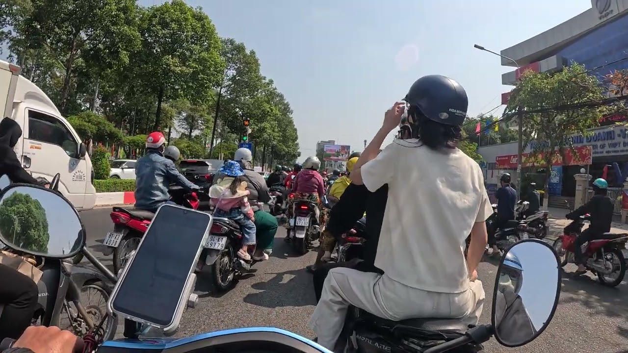 Trên phố đông người quá