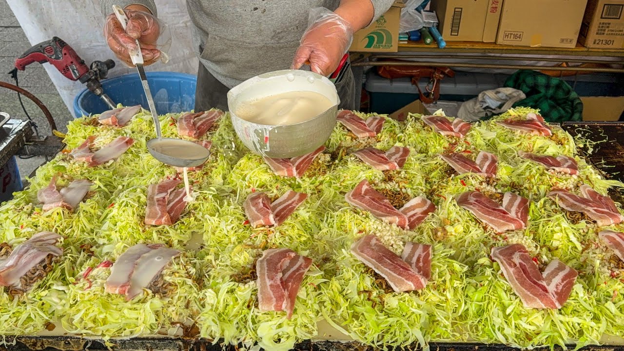 忙しい広島風お好み焼き屋台