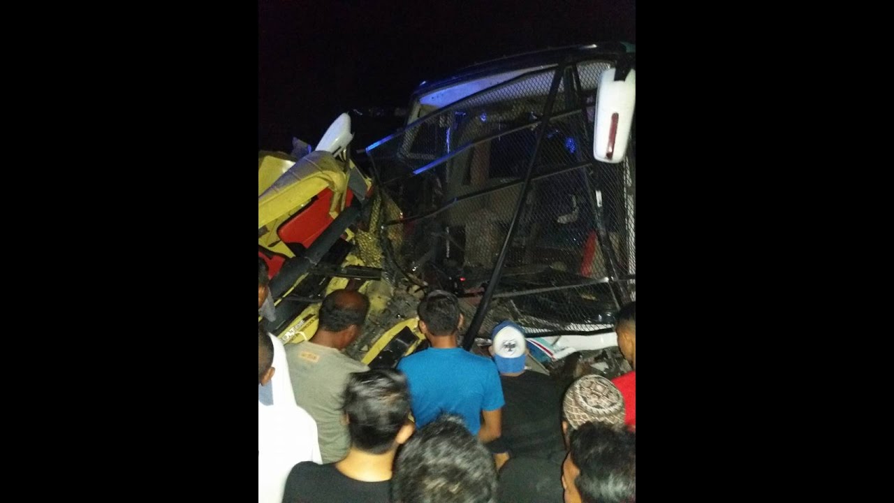 Kecelakaan Maut Bus Kurnia Vs Dam Truck YouTube