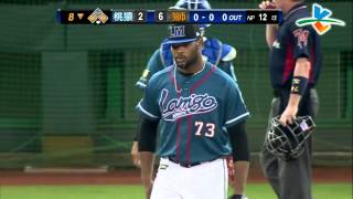 20130825 CPBL 桃猿VS獅 8下 陳鏞基打了一顆內角球,代跑朱元勤上到3壘