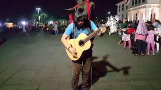 pengamen memainkan drum,gitar,dan ngisi vokal dalam sekaligus.. keren viral..!!