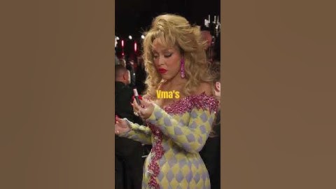 Doja Cat eet net haar lippenstift op op de rode loper van de VMA