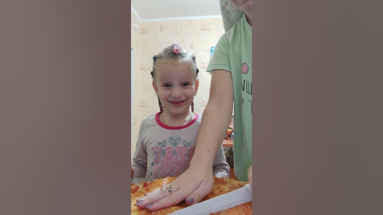 Подруги едут в машине. Подруги в машине. Еду свою сестру. Две молодые девочки. Еду свою сестру.
