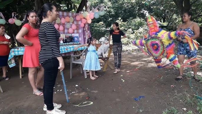 Llego la Hora de Reventar la Piñata feliz cumpleaños mama berta