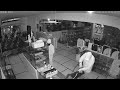 Furto da Daminelli strumenti musicali, tre uomini incappucciati prendono le vetrine dei fiati a m...