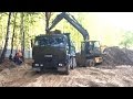 Колесный экскаватор Volvo грузит на самосвал планировочный грунт. Калуга