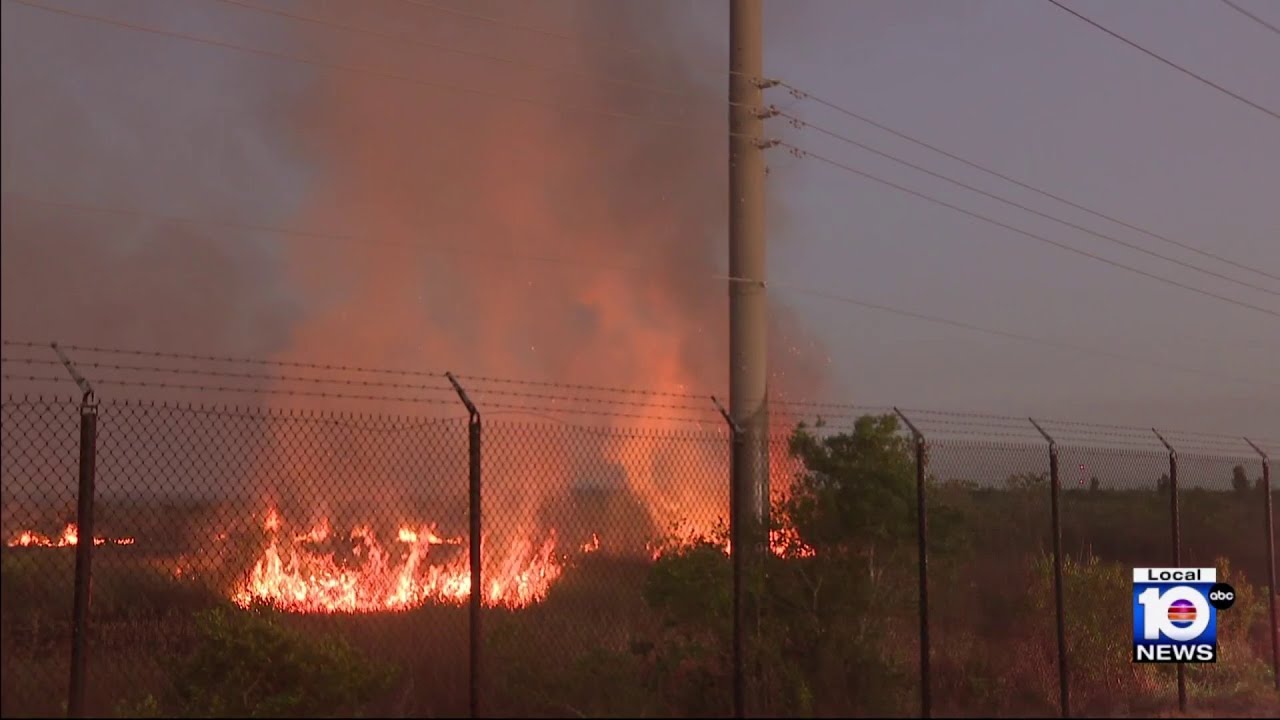 Brush fire continues burning in south Miami-Dade - YouTube