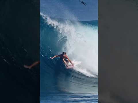 Ref:SnlaW5mYiak Makana Pang at home sliding through this Backdoor cavern… 🌊 #pipeline #hawaiisurf