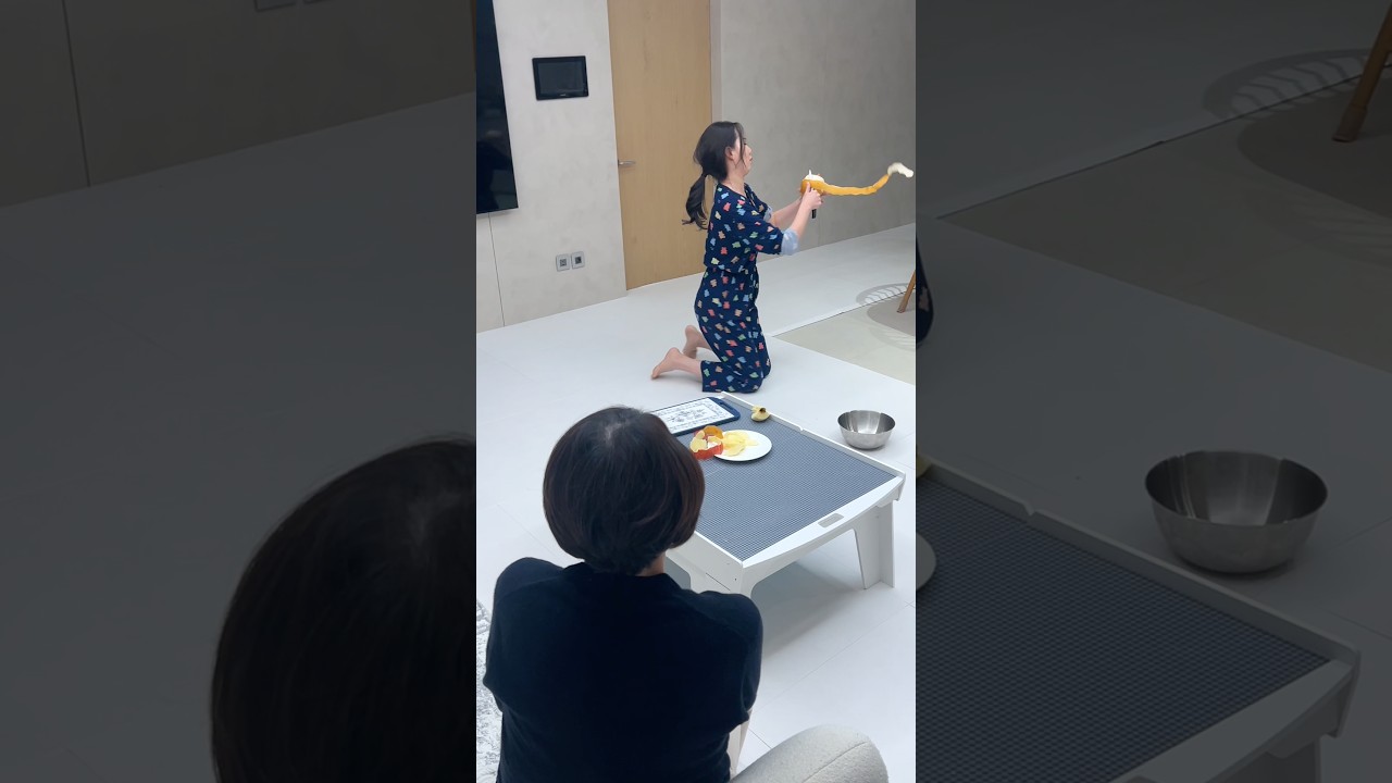 Чистлю фрукты для свекрови, стоя на коленях 💕