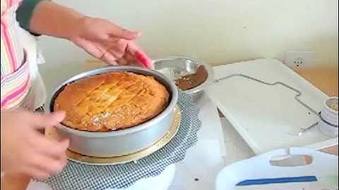 How to Level and torte a cake - Cake Decorating Tutorial - Cake Basics -