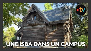 Une Isba, Maison Traditionnelle Russe En Plein Cœur Dun Campus Universitaire