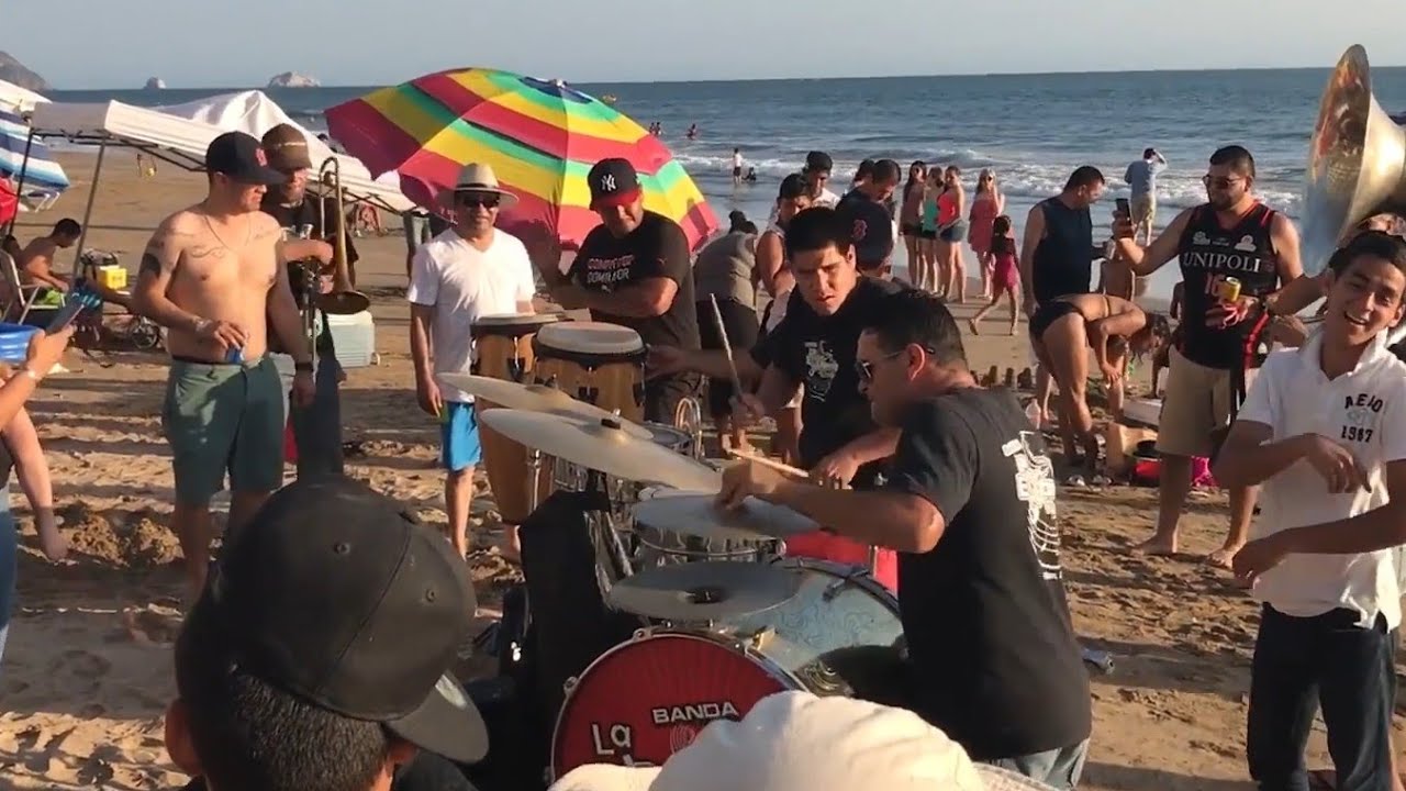 SUENA LA BANDA EN LAS PLAYAS DE MAZATLAN |Toro Viejo - Toro Mambo - El Olotito