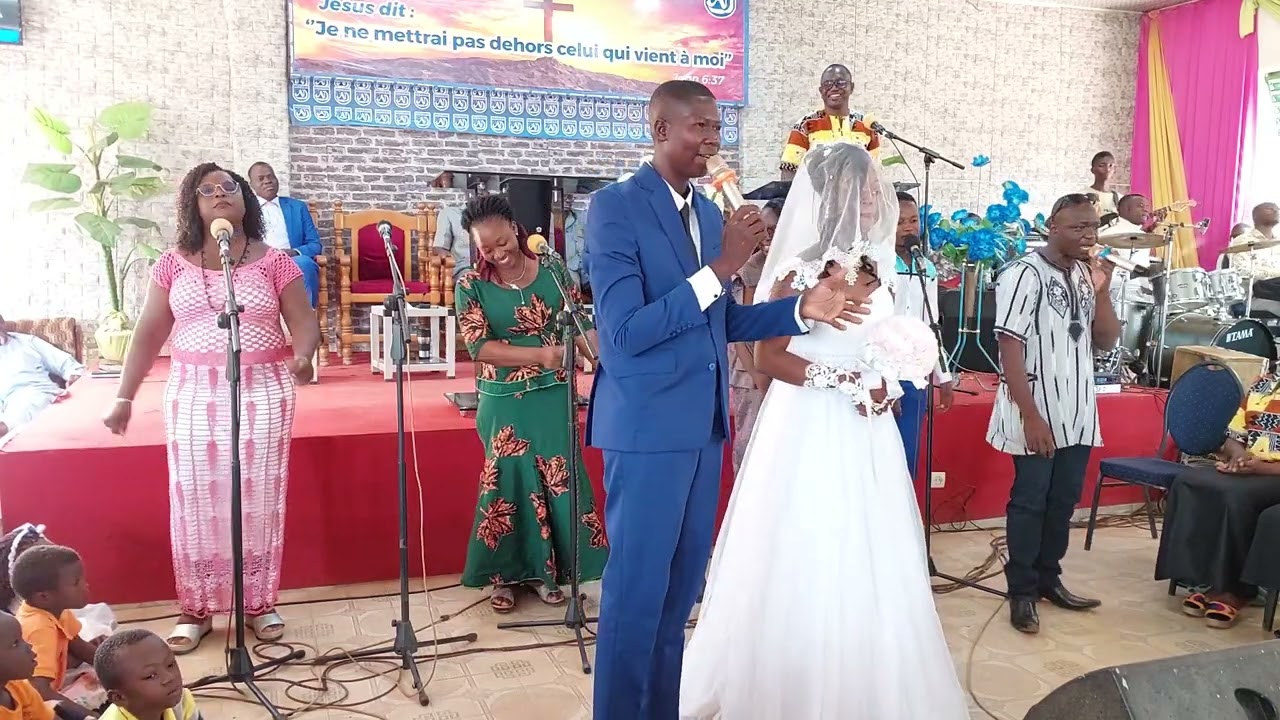 Abraham TIROGO chantant le jour de son mariage