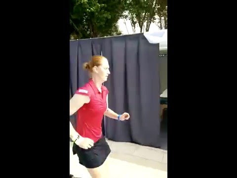 Alison Van Uytvanck warmt zich op (Fed Cup 6 februari 2016)