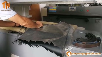 Cắt cao su nội thất ôtô với máy dập thủy lực đầu cắt di chuyển bán tự động