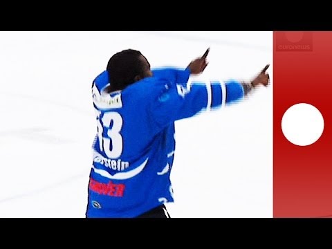لاعب الهوكي على الجليد يلهب الجهمور برقصة إفريقية