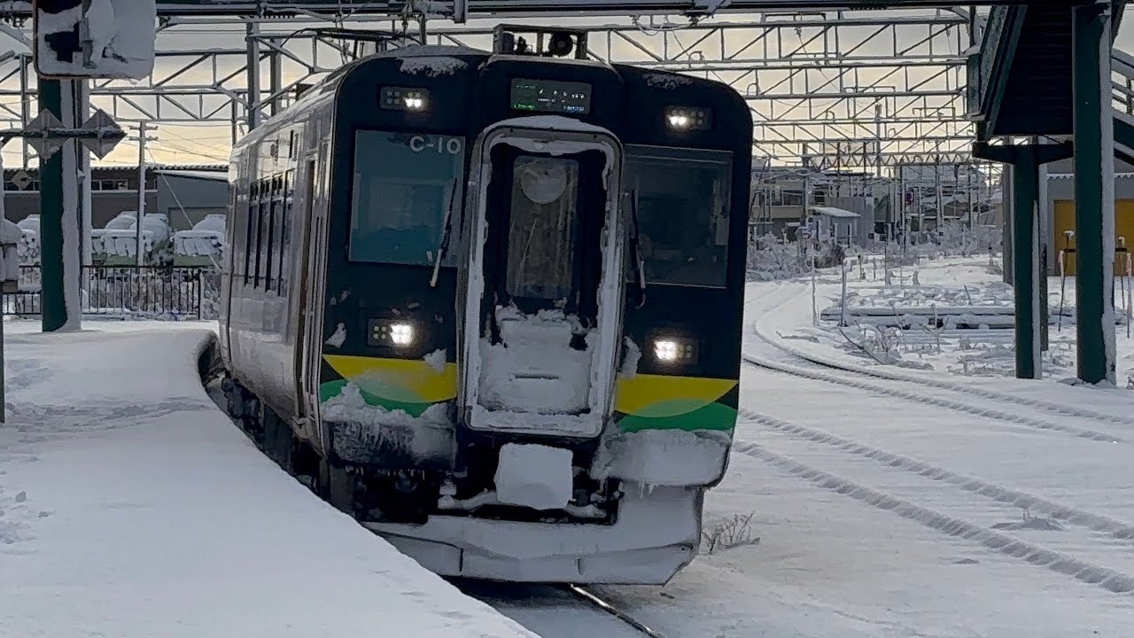 初冬の近文駅を発着する岩見沢行き普通列車2358M、旭川行き普通列車