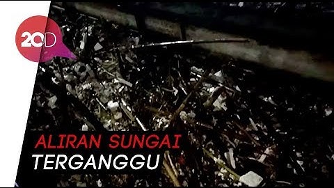 Sampah Kali Ciliwung Numpuk di Jembatan Kampung Melayu!