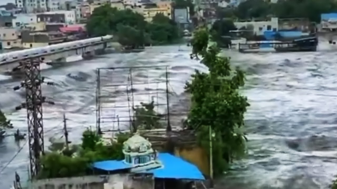 Индийский город Ченнай ушел под воду. Машины вместе с людьми смыло течением, погибли 17 человек