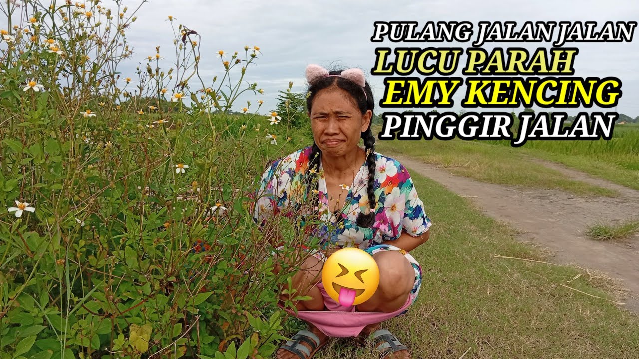 Pulang belanja... Pas lewat pinggir sungai... Emy gak tahan kebelet p1pis... Langsung currr