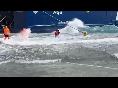"Μάχη" με τα κύματα στο λιμάνι της Τήνου