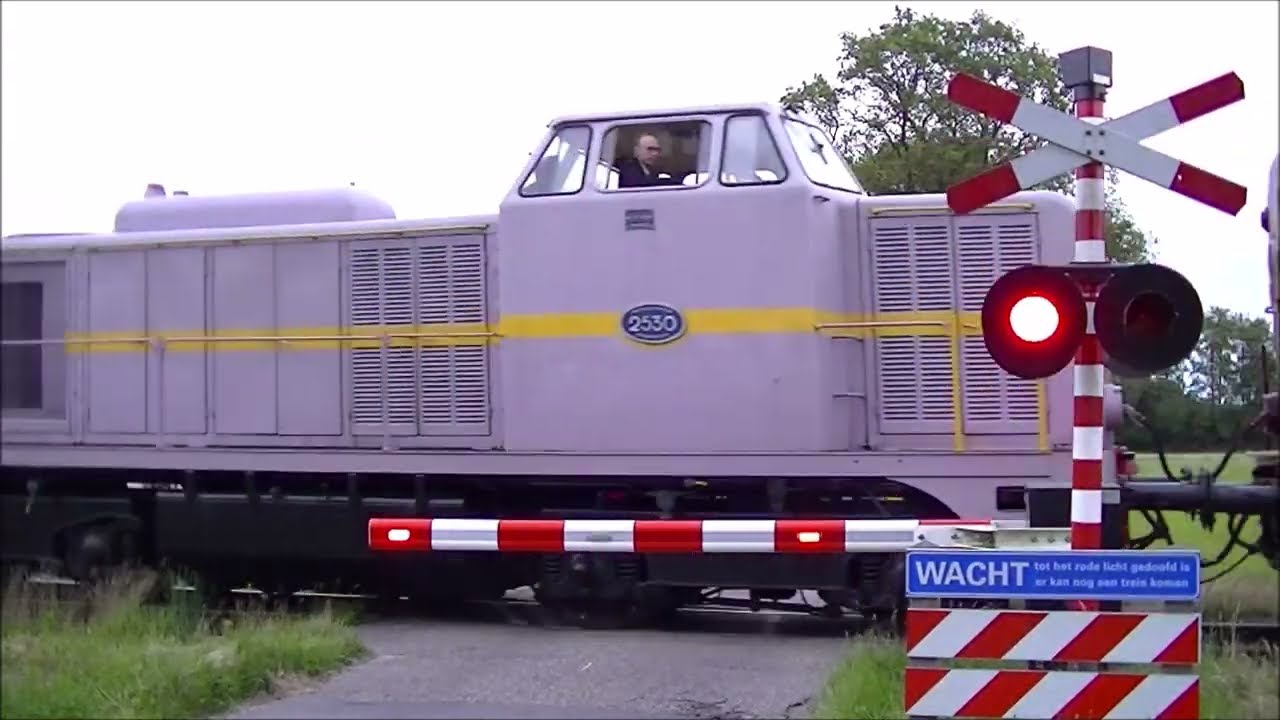 Spoorwegovergang Lieren // Dutch railroad crossing // VSM met Pendelritten 150 jaar Maliebaan
