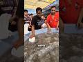 El hombre sacó todos los peces dentro del hielo 😳