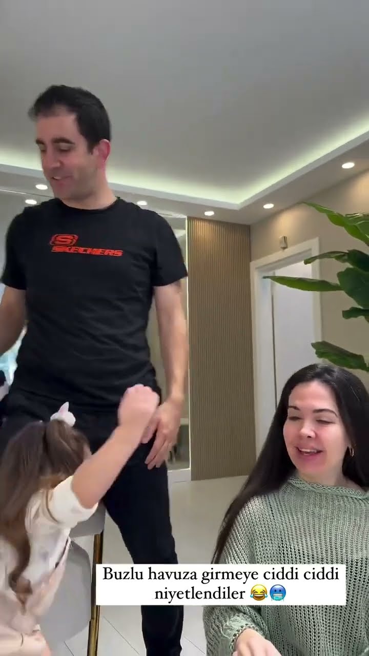 Buzlu havuza girmeye ciddi ciddi niyetlendiler ??