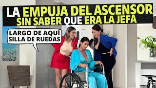 Thumbnail for La empuja del ascensor sin saber que era la jefa.