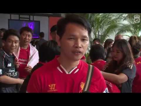 Fan sings impromptu YNWA in Bangkok