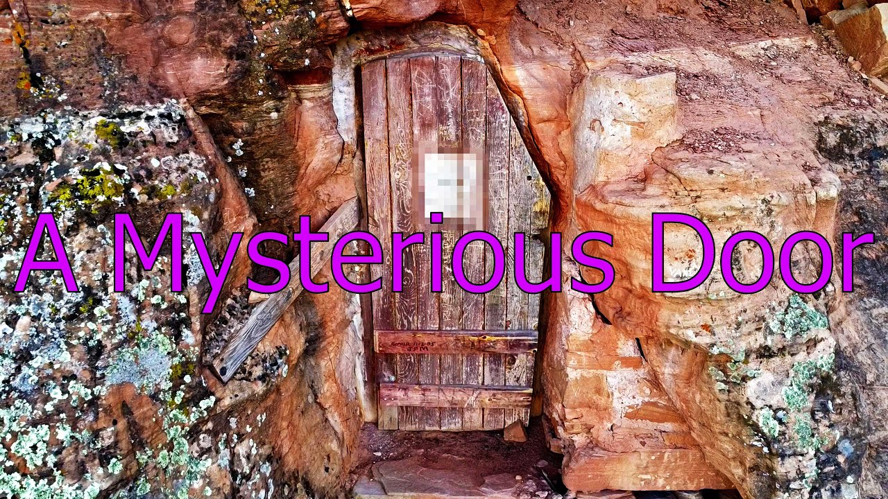 Дрон обнаружил таинственную дверь, спрятанную в склоне горы.