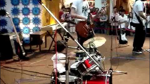 3 years old Howard Wong playing drum on 美好特质，感动