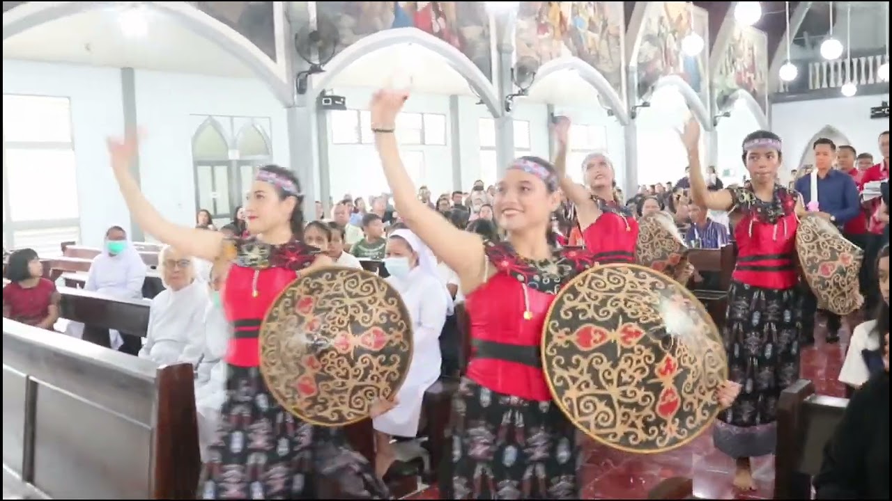 TARIAN PERSEMBAHAN MERIAH | OMK KRISTUS RAJA PAROKI SAMBAS | TARIAN DAYAK | HUT GEREJA SAMBAS