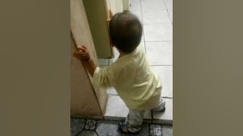 Bebê de um aninho quase andando sozinho