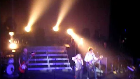 Kelly Clarkson -  Band Intro and Since U Been Gone Live @ Carling Academy Glasgow 17th March 2008