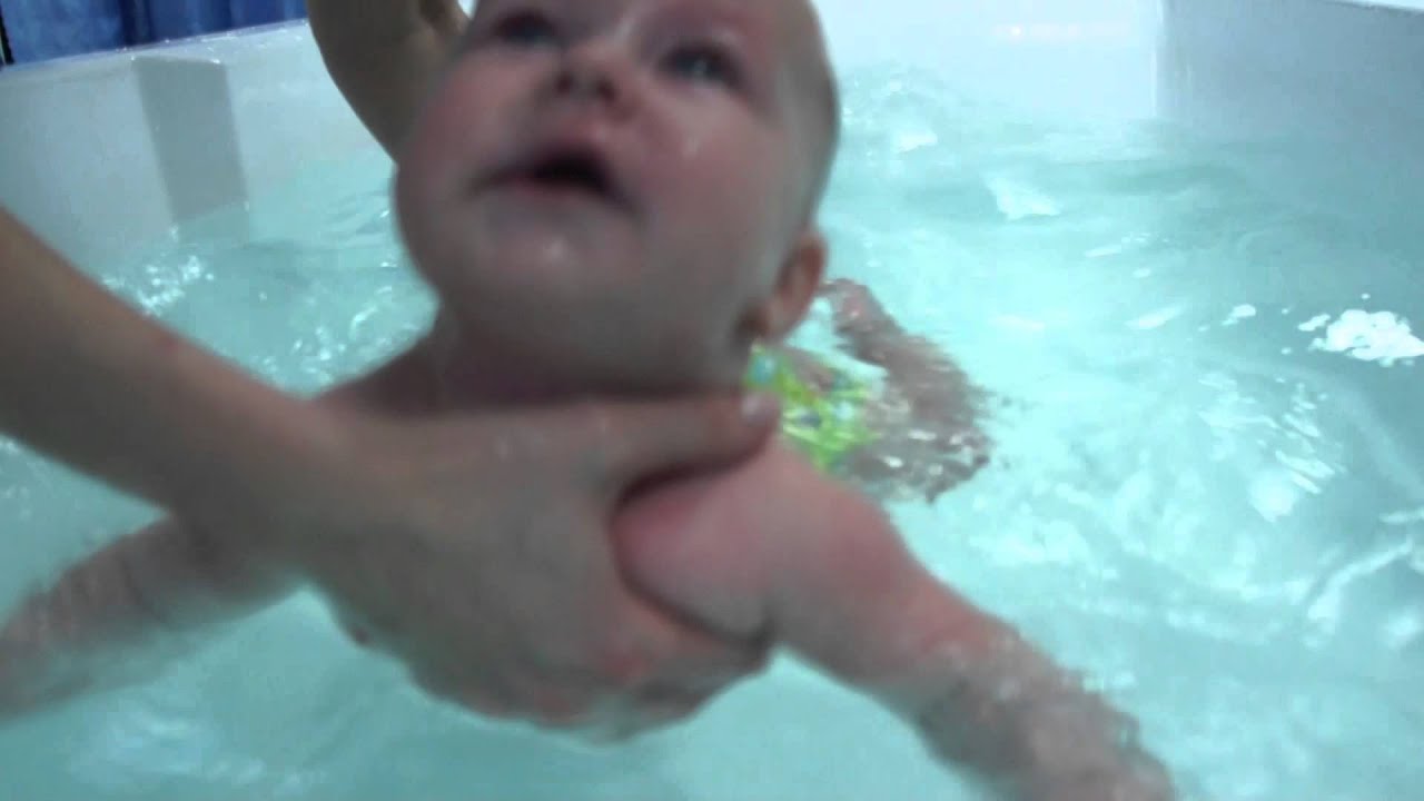 Грудничковое плавание - YouTube