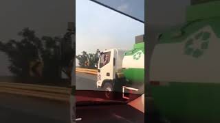 RAFAEL CORREA APARECE EN LA CARRETERA