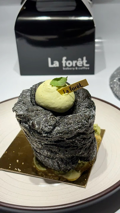 Matcha Desert #laforet #black #matcha #cream #cruffin #parisbaguette  #dubai #chocolate #matchalatte