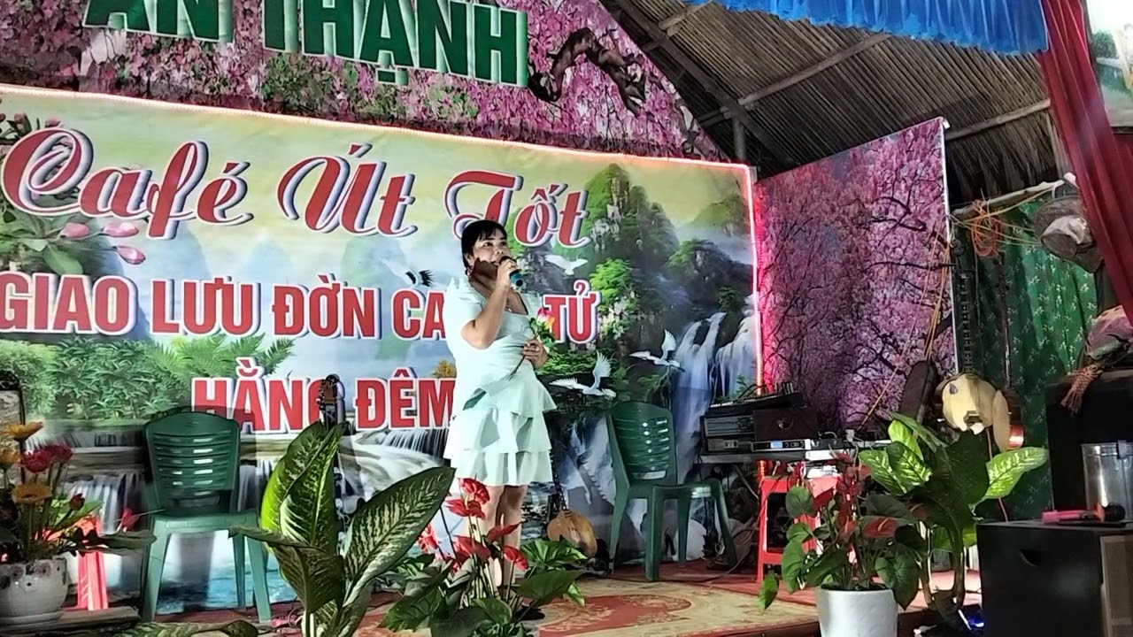 Em Gái Hát Gì Đam Mê. 