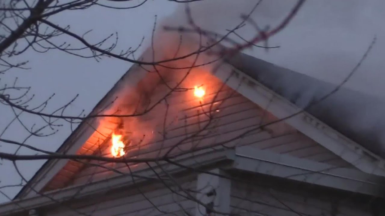 Evanston firefighters battle multi-unit building fire - YouTube