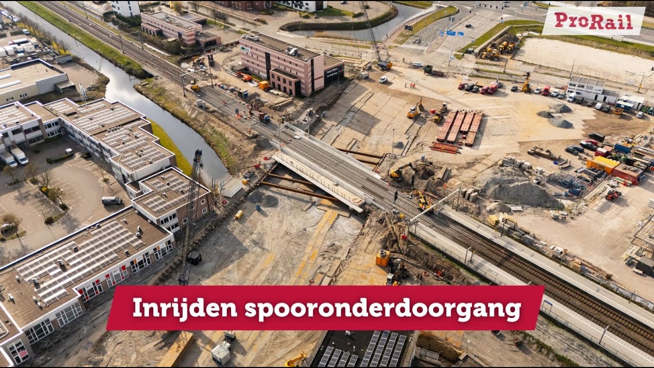 Spectaculaire beelden uit Heerhugowaard: inrijden van een spooronderdoorgang